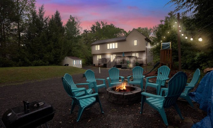 Henryville Casa | Lakefront Stay w/ Sauna, Games & Jacuzzi