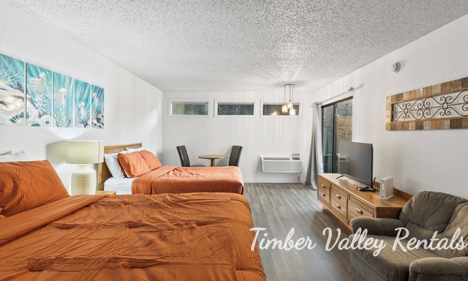 Lake of the Ozarks Apartamento | Lakefront Treat - Private Suite, TV, Dining