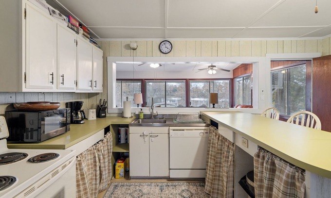 Jonesville Casa | Lakefront vacation home with 2 boat slips + more!