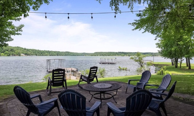 Crane Hill Casa | Lakefront view w/King bed/Fire pit/ Ez swim entry
