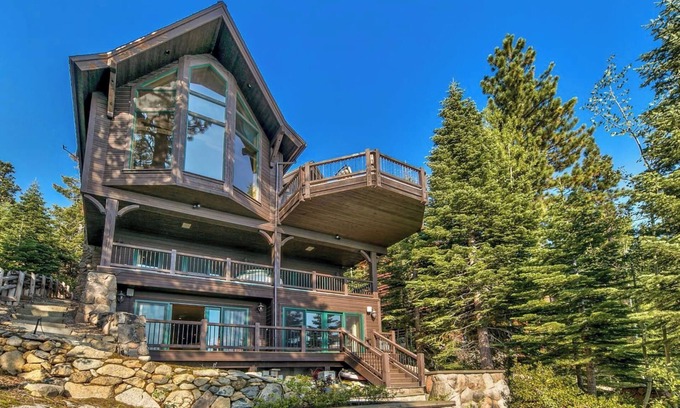 South Lake Tahoe Cabina | Lakefront with private pier and buoy