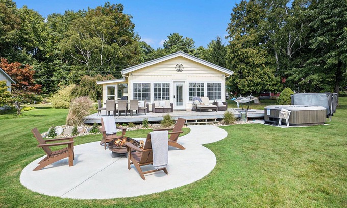 Shelby Cabaña | Lakefront, Year-Round Stony Lake Hideaway