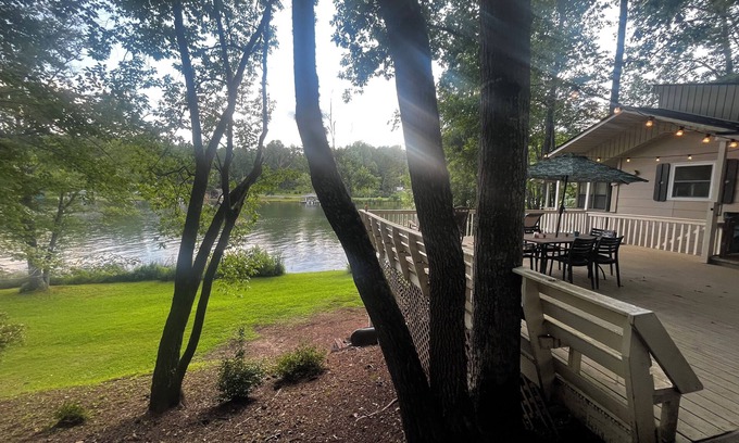 Tamassee Casa | LAKEHOUSE 2-bedroom with dock and outdoor dining in Tamassee