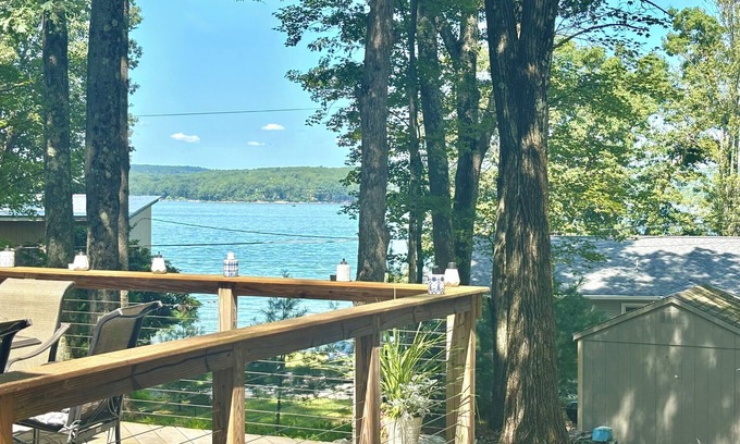 Paupack Casa | Lakehouse Getaway – Modern Comfort on Lake Wallenpaupack with Boat Slip