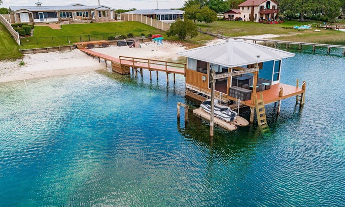 Avon Park Casa | Lakehouse Getaway