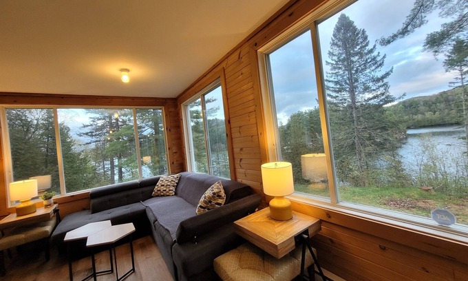 Val-des-Monts Casa | Lakehouse on Majestic Lac St Pierre