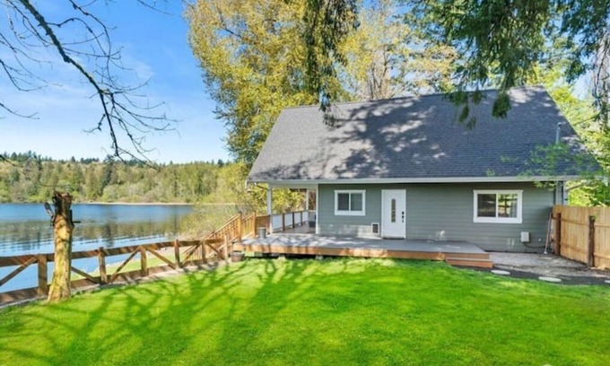 South Colby Casa | Lakehouse With Hot Tub, Covered Patio, Outdoor Fire-pit and BBQ