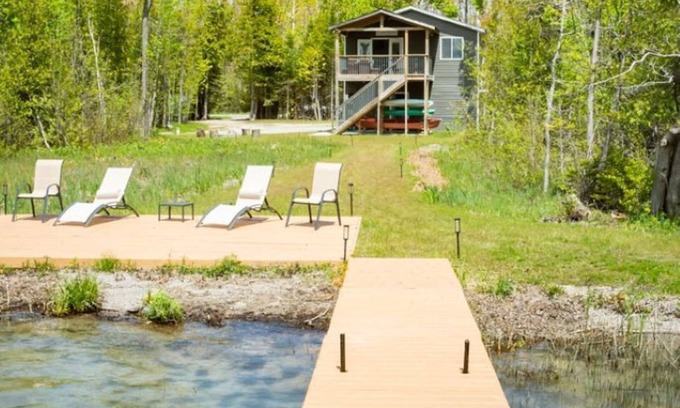 Alpena Casa | LakeLife, 4Q Bed, Wooded/Private, Kayaks, SpaShower, Luxe, Firepit, 2ndStoryDeck