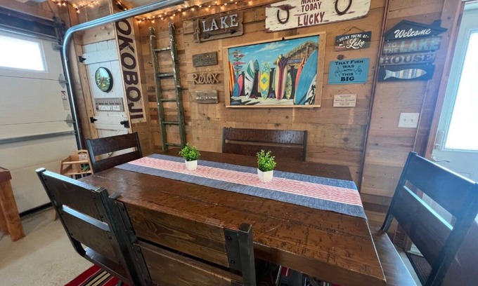 Arnolds Park Casa | LakeLux:FirePit|FamFriendly|Porch|Sleeps10