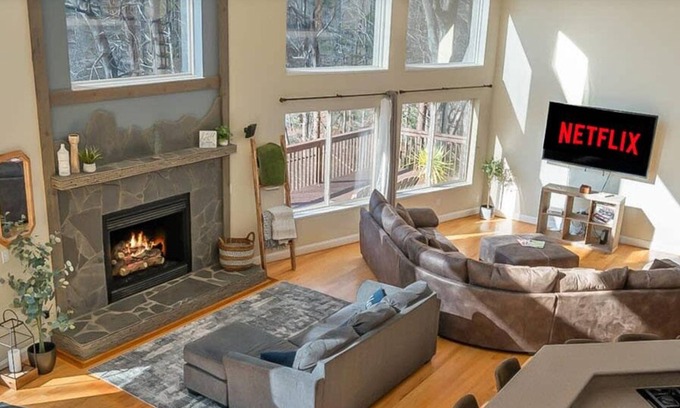 Lynn Casa | Lakeshore Retreat with Hot Tub and Games