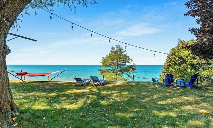 Dashwood Cabaña | Lakeshore Sunsets - King Bed, Hot tub!