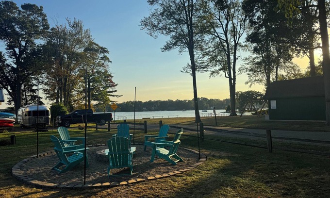 Commerce Township Casa | Lakeside 3 bedroom retreat with game room, hot tub and kayaks