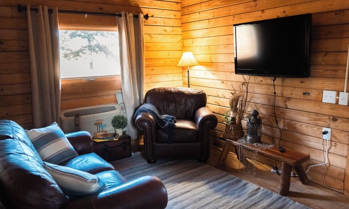 Hattieville Cabina | lakeside 3: Charming 2-bedroom cabin with AC and WiFi in peaceful Solgohachia