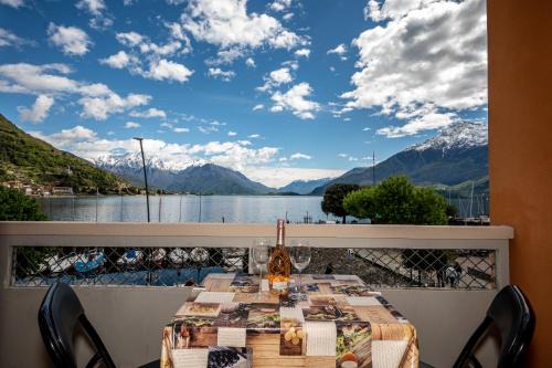 Consiglio di Rumo Apartamento | Lakeside apartment with balcony and lake view Gravedona - Larihome A23