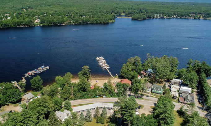 Northville Cabina | Lakeside - Art Deco Unique Motel Room Close to Great Hiking Trails