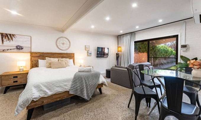 Lake Wendouree Casa | Lakeside Bliss | Perfect Location Guesthouse