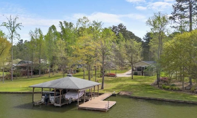 Eatonton Casa | Lakeside Bungalow, Sleeps 12, Private Dock + More!