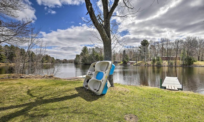 Holcombe Cabina | Lakeside Cabin w/ Fire Pit: Near Pine Point Park!