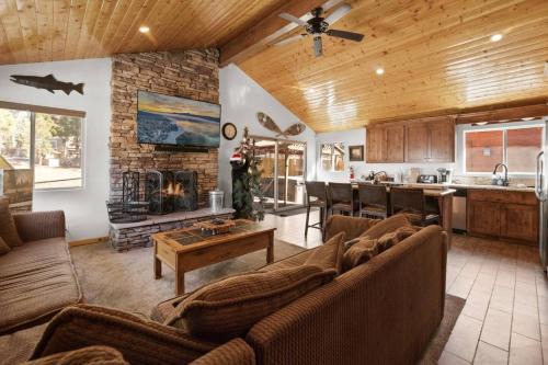 Big Bear Lake Apartamento | Lakeside Cottage, Charming 3-BDRM Retreat W Hottub