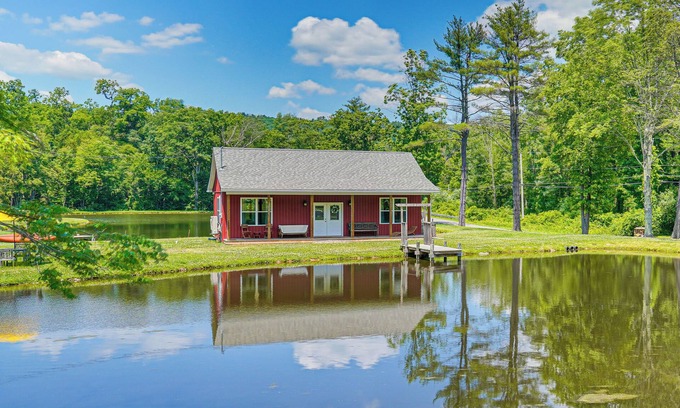 Brodheadsville Cabaña | Lakeside Cottage w/ Porch in Pocono Mountains