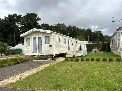 Overstone Complejo | Lakeside Escape Modern 2 Bedroom Holiday Home