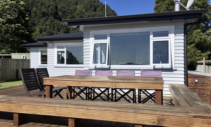 Rototai Casa | Lakeside Escape Holiday House