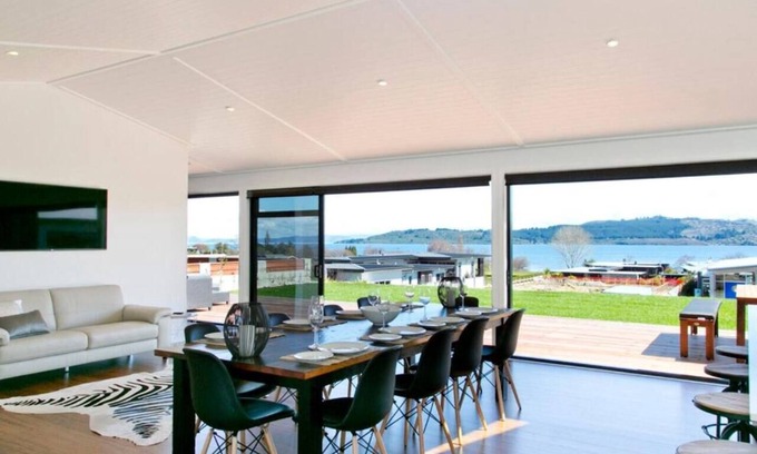Rainbow Point Casa | Lakeside Estate Panoramic Lake and Mountain views