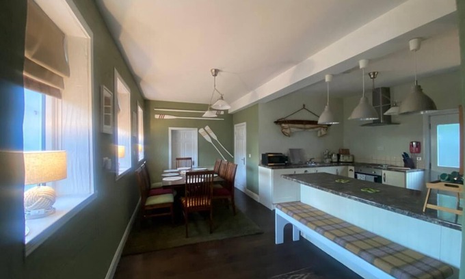 Enniskillen Cabaña | Lakeside Holiday Cottage on the shores of Lough Erne,4 Double Bedrooms,Sleeps 8