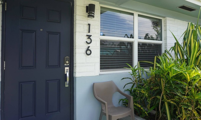 Lake Worth Corridor Apartamento | Lakeside Getaway