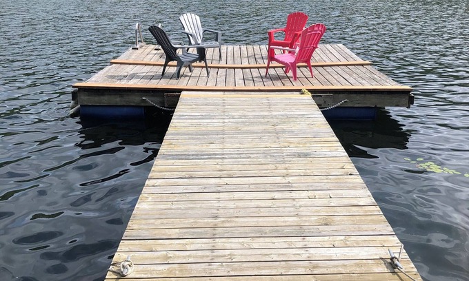 Val-des-Monts Cabaña | Lakeside Getaway: Cozy Cottage with Pool Table, Spa & Steps from the Water!