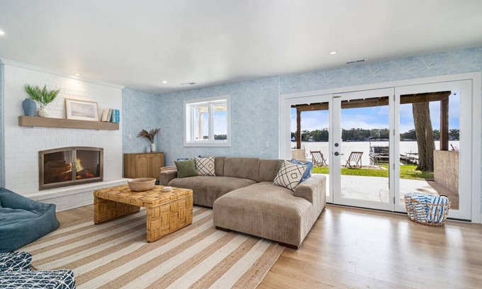 Sister Lakes Casa | Lakeside Getaway -Hot Tub Fire Game Room Sleeps 16