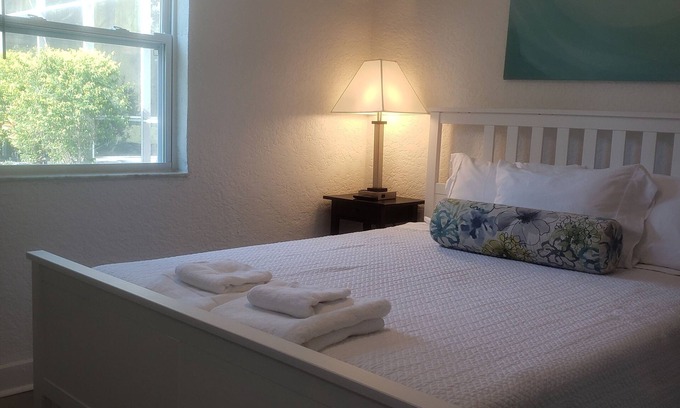 Mount Dora Casa | Lakeside Hideaway! 1 mile from Historic Downtown Mount Dora - (3 night maximum)