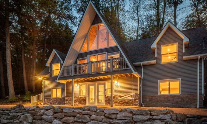 Mountainside Chalet De Esquí | Lakeside Hill Chalet in Deep Creek - Hot Tub, Dock & Minutes to Wisp Ski Resort