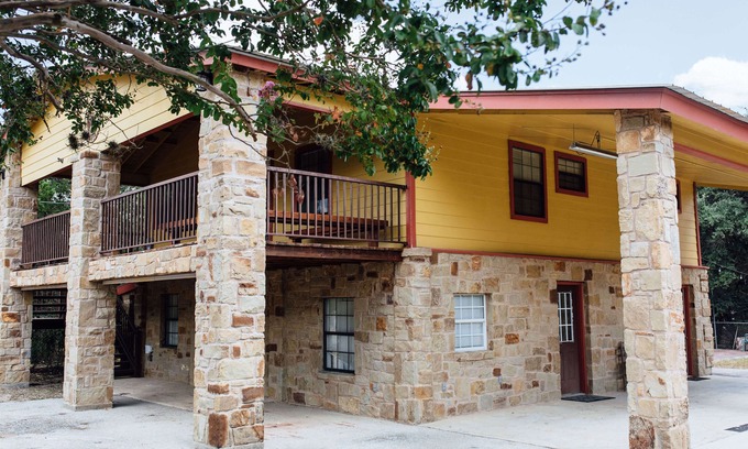 Canyon Lake Casa | Lakeside Hill Country 5BR Home; Covered Parking; Pickleball Court