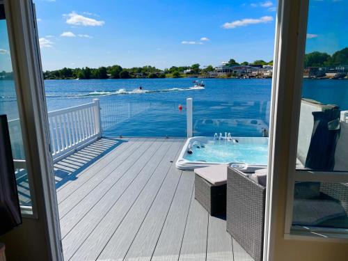Dogdyke Casa | Lakeside Holiday Home with Hot Tub