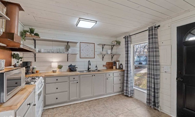 Uncertain Cabina | Lakeside Landing, Waterfront, with Kayaks & Canoes