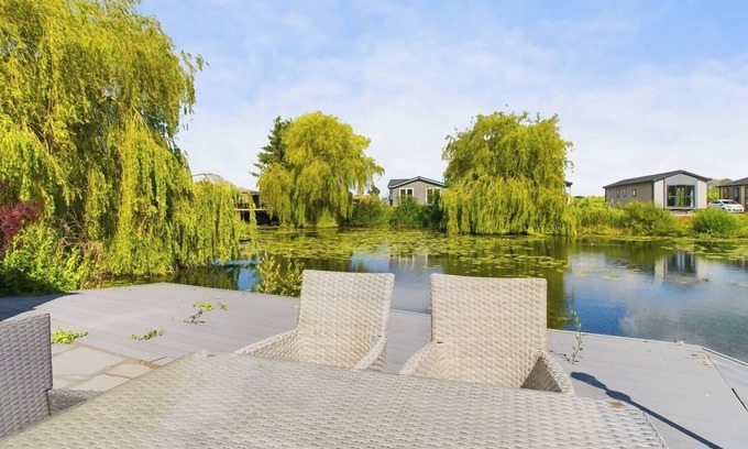 Huntingdon Casa | Lakeside Lodge Retreat with Views