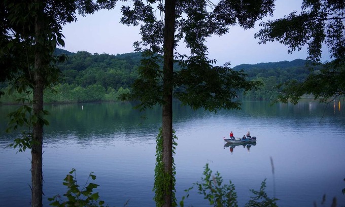 Roanoke Cabina | Lakeside Lodge Room | Lakeview | Pets Allowed