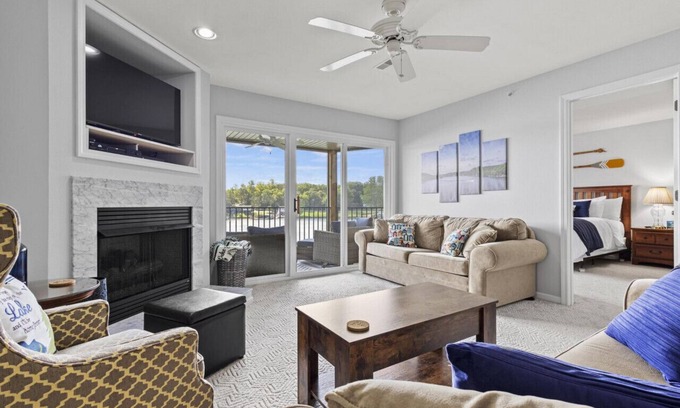 Camdenton Condominio | Lakeside Paradise 2Bd w/ Pool, Playground and More