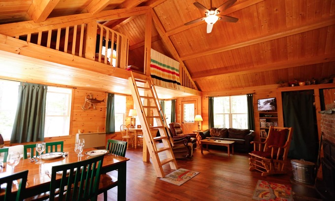 Ellsworth Cabina | Lakeside Pine Cone Cabin con 30 'playa privada y muelle, chimenea, kayaks