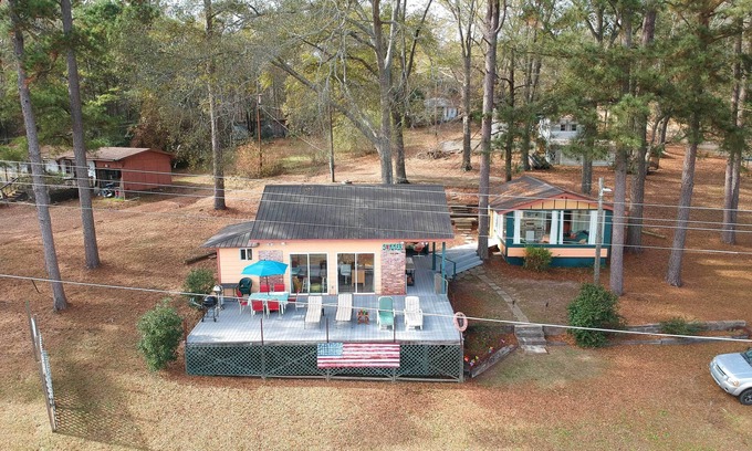 Pleasure Island Cabaña | ¡NUEVO! Lakeside Pleasure Island Cabin con cubierta y parrilla