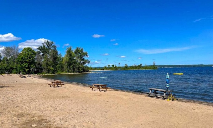 Port McNicoll Cabina | Lakeside Cabin: Steps to Beach