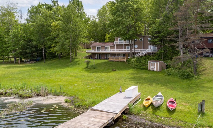 Reed City Cabina | Lakeside Retreat | Hot Tub, Kayak, Arcade, Pontoon
