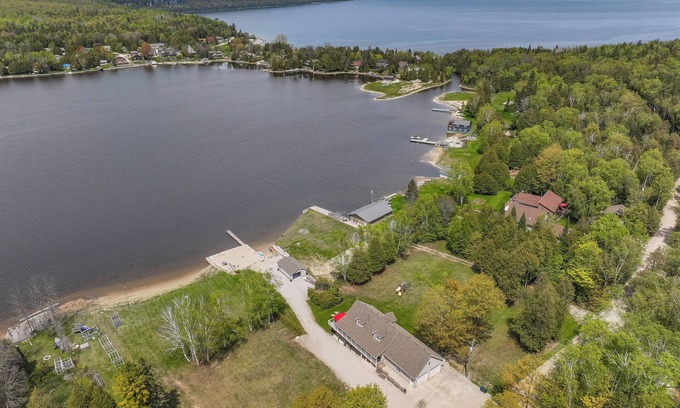 Lion's Head Casa | Lakeside Retreat with Hot Tub & Dock