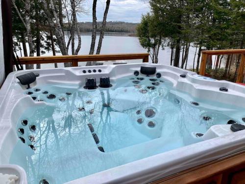 Smiths Corner Casa | Lakeside Retreat with Hot Tub