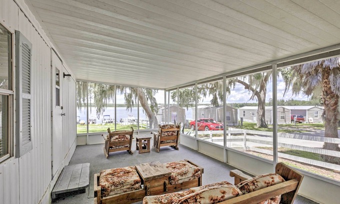 Silver Springs Casa | Silver Springs Cabin w / Porch & Mill Dam Lake View!