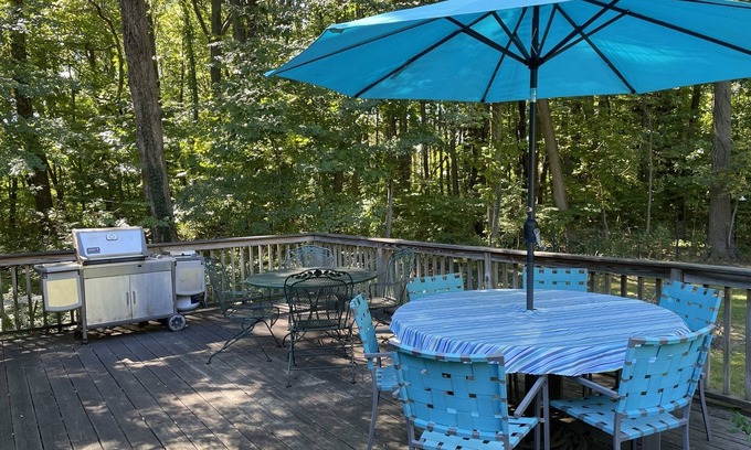 Lakeside Casa | Lakeside Summer Cottage: Experience the Beauty of Autumn Just Steps from the Beach!