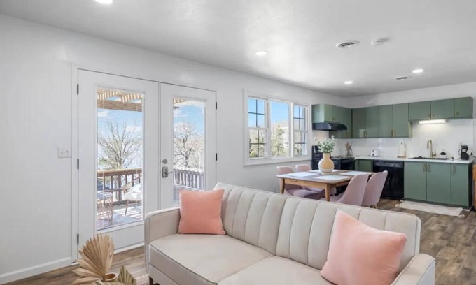 Kimberling City Apartamento | Lakeside with View Stylish Bohemian Condo, Hot Tub