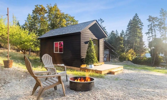 Lakeside Cabaña | Lakeside’s Cozy Tiny House Escape - Walk to Beach & Downtown - Pet-Friendly
