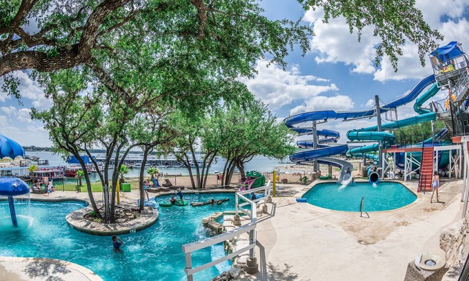 Volente Cabina | LakeTravis 6 guest Bungalow # 1: parque acuático gratuito, a pie del puerto deportivo, restaurantes, playa y la